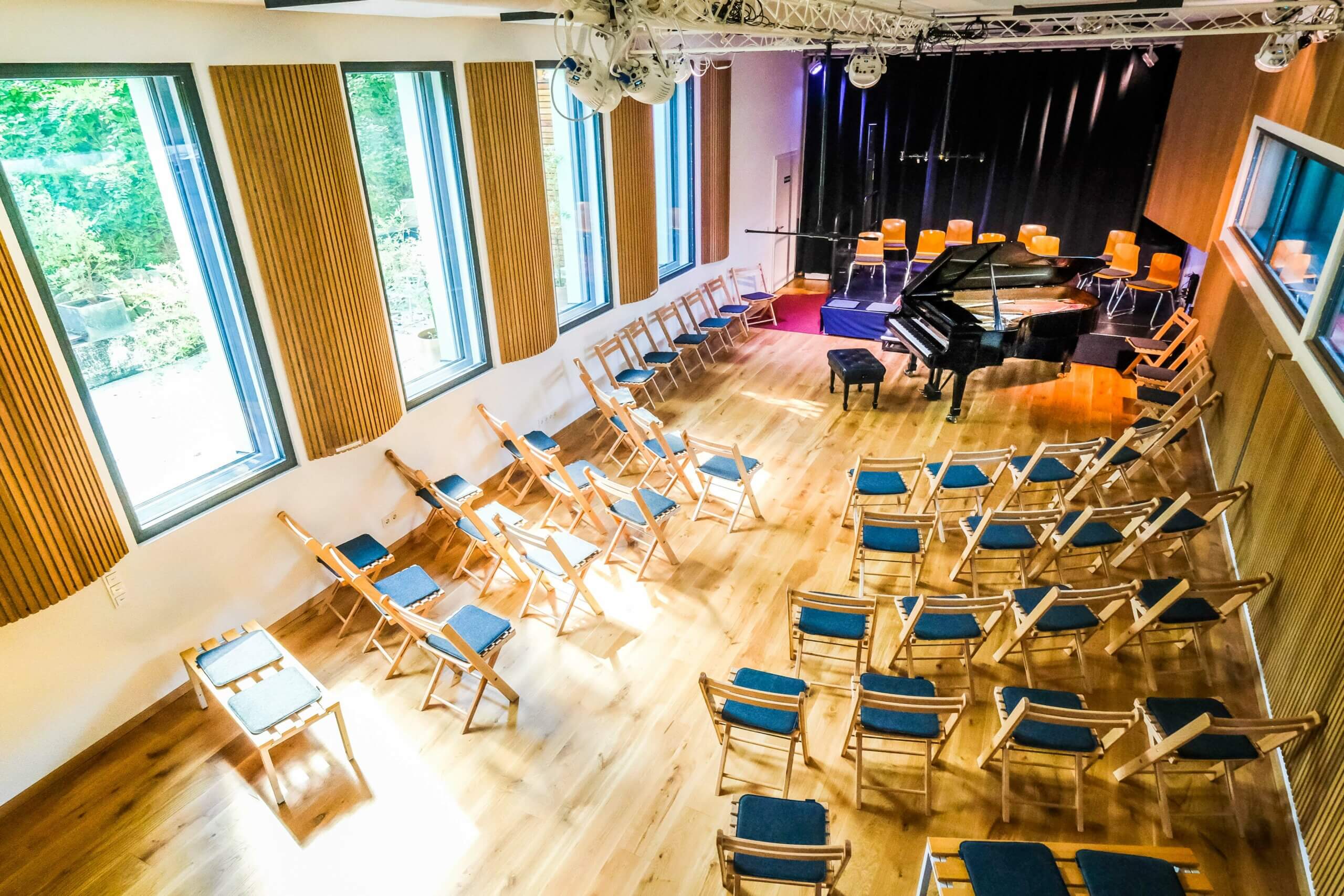 DSCF0960 o_ton Saal Bestuhlung von oben rechts 3